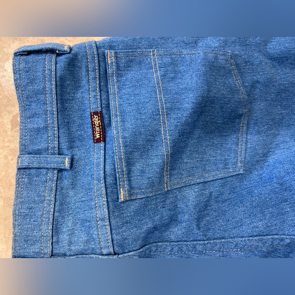Wrangler dad jeans! Straight fit 38x32 does run a little small at waist - Picture 4 of 6